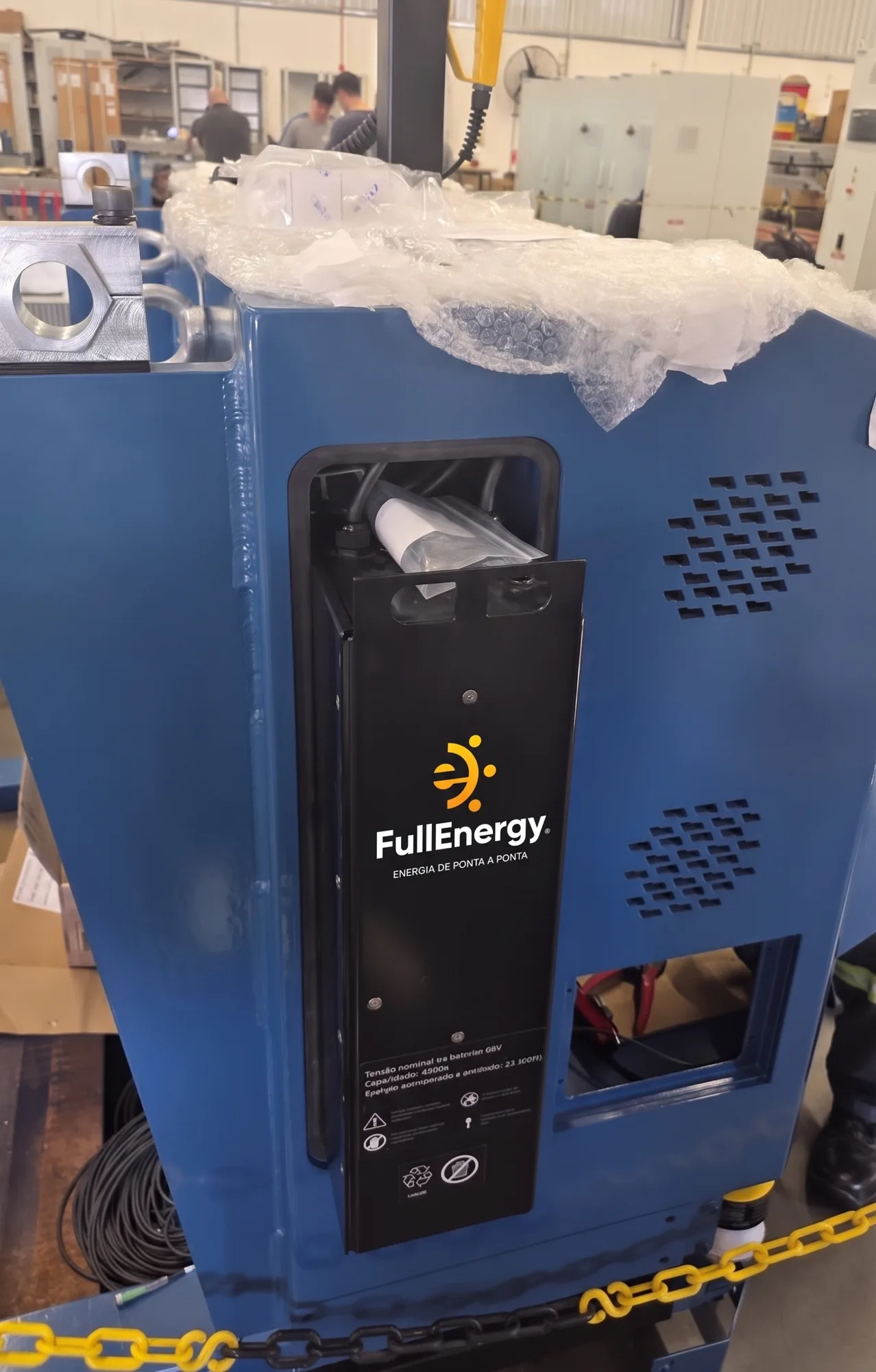 Bateria de lítio FullEnergy instalada no compartimento de um AGV industrial