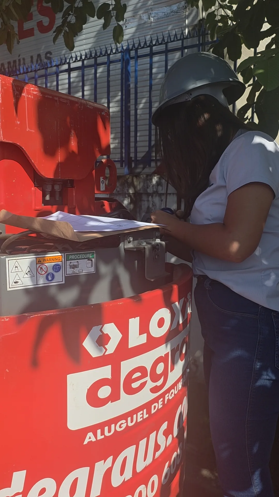Engenheira da FullEnergy levantando medidas na máquina do cliente para o projeto da bateria