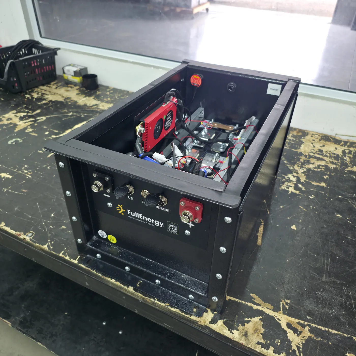 Bateria de lítio FullEnergy aberta mostrando BMS e painel de conectores