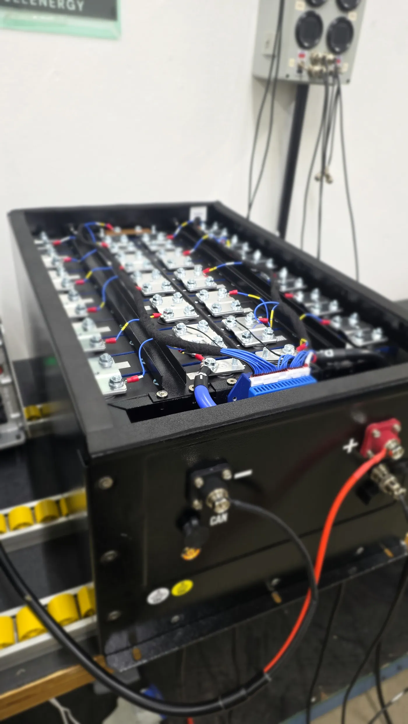 Bateria de lítio FullEnergy aberta com conector CAN e BMS