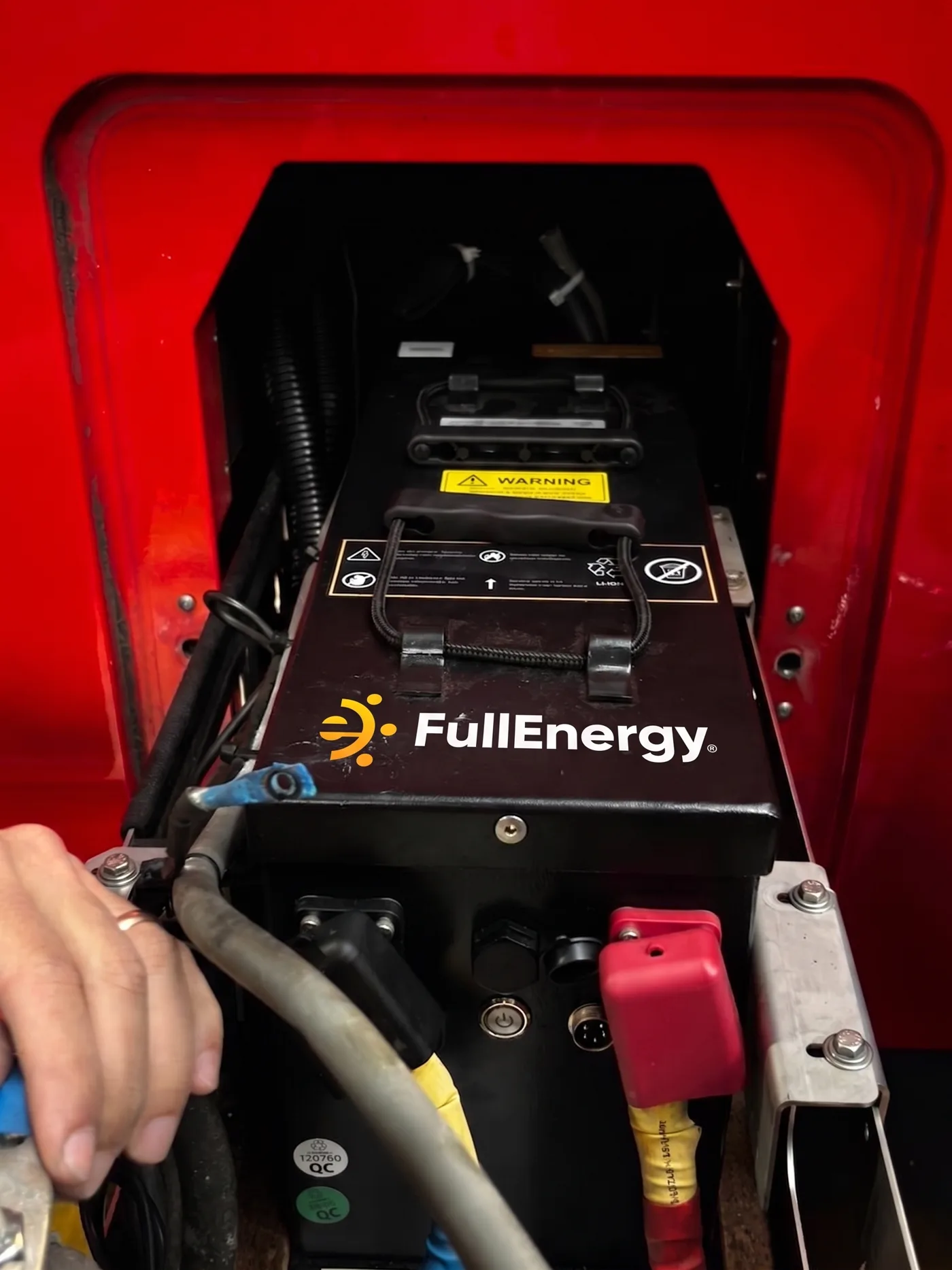 Bateria de lítio FullEnergy instalada no compartimento original da máquina do cliente