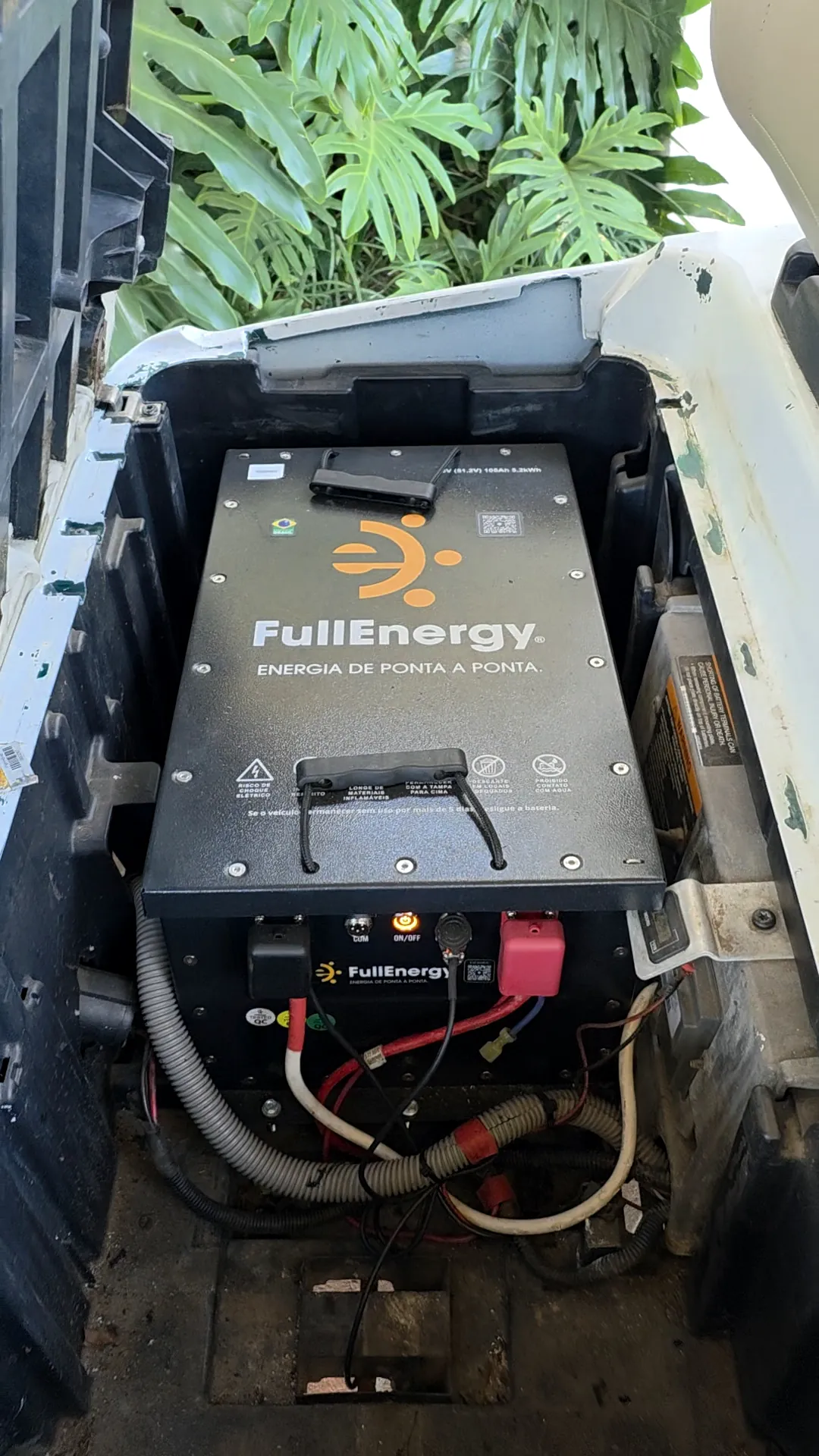 Bateria de lítio FullEnergy 48V instalada em um Club Car