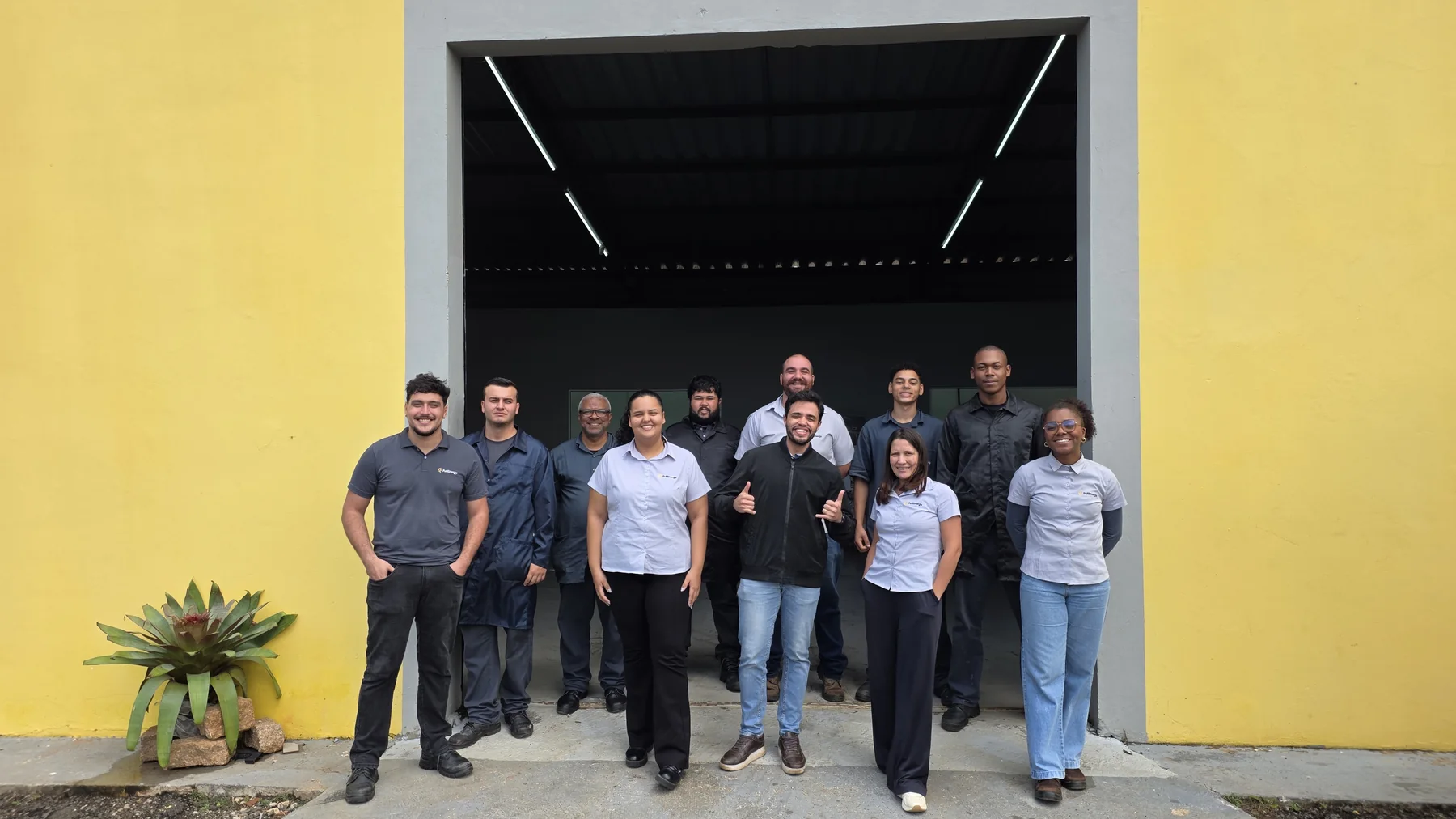 Equipe da FullEnergy na entrada da fábrica em Porto Feliz-SP