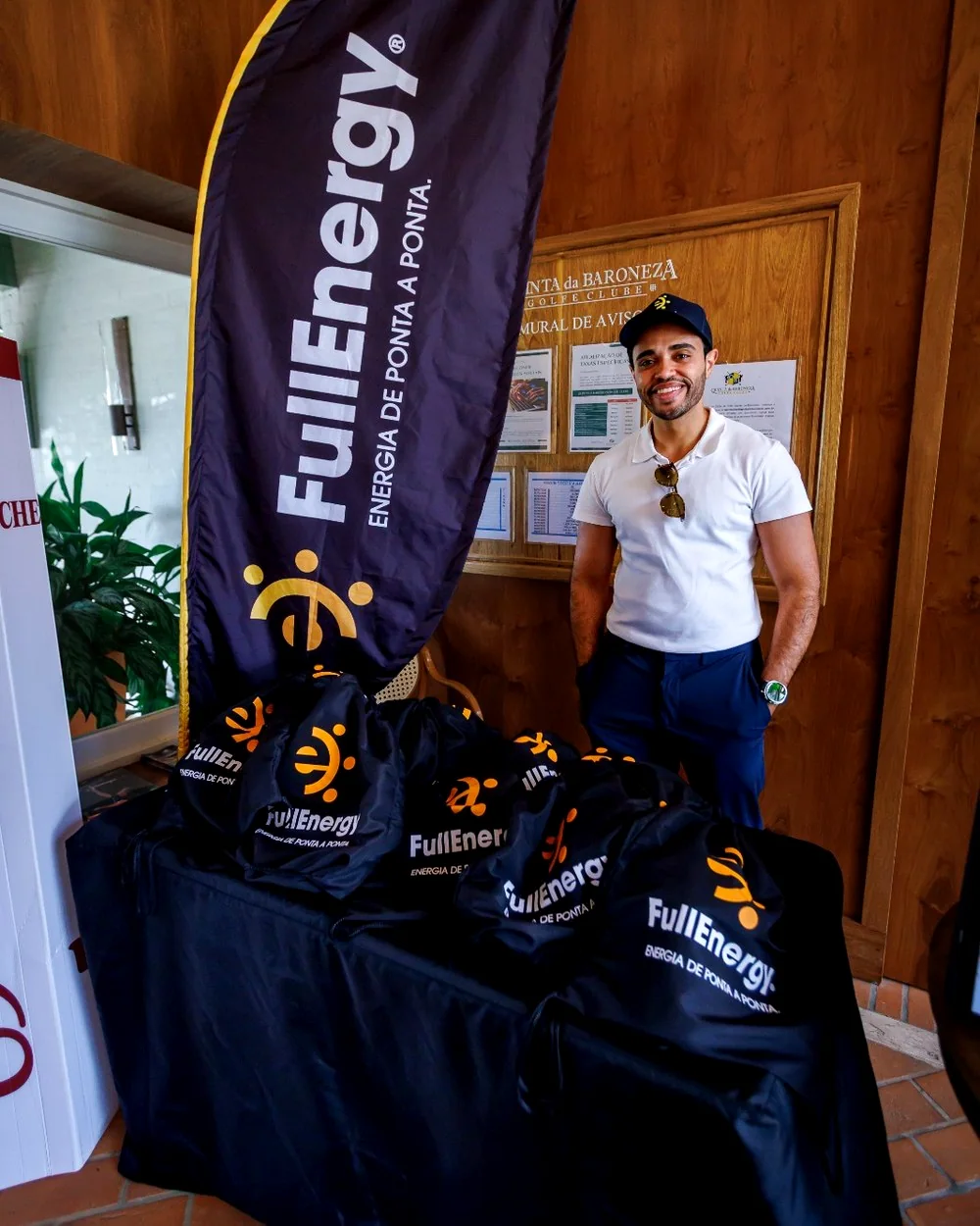 Fundador da FullEnergy em evento no Quinta da Baroneza Golfe Clube, ao lado da bandeira e dos kits da marca