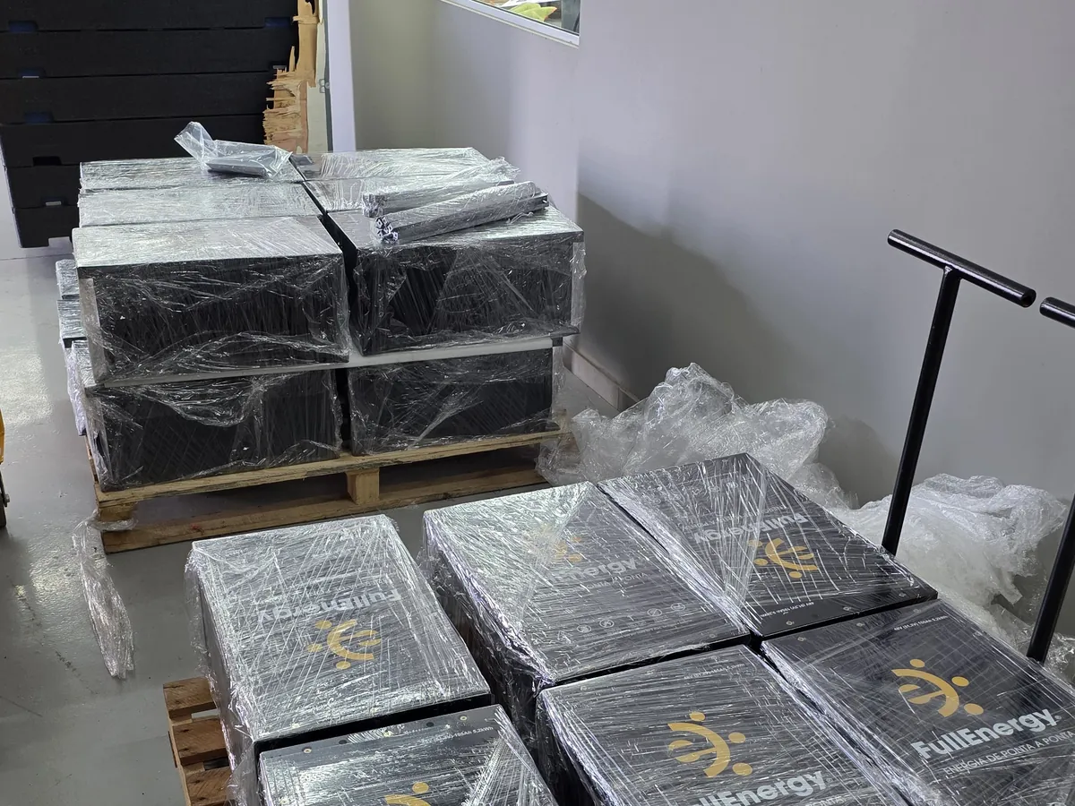 Baterias de lítio FullEnergy embaladas em paletes prontas para expedição