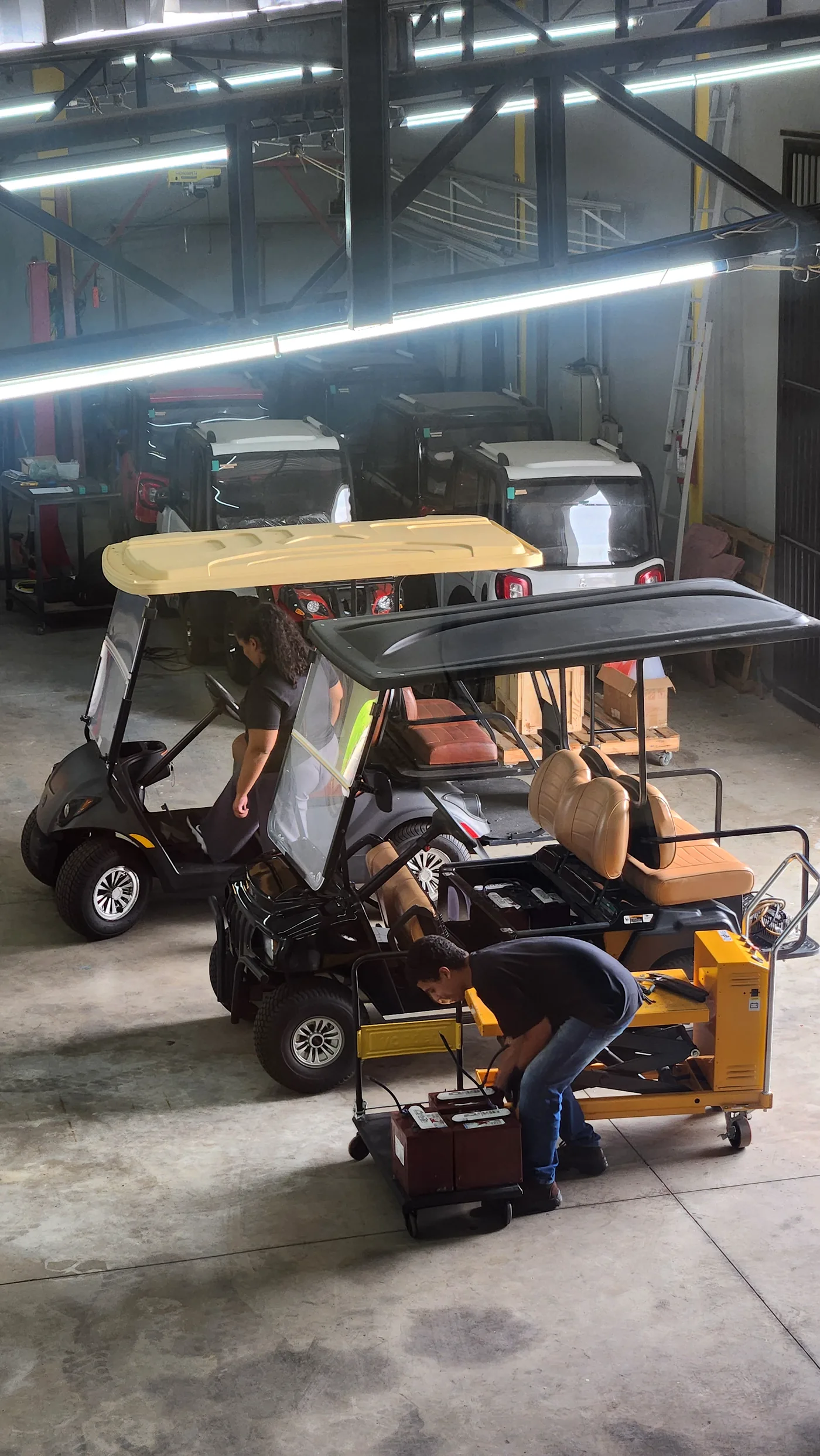 Frota de carros de golfe em oficina recebendo baterias de lítio FullEnergy
