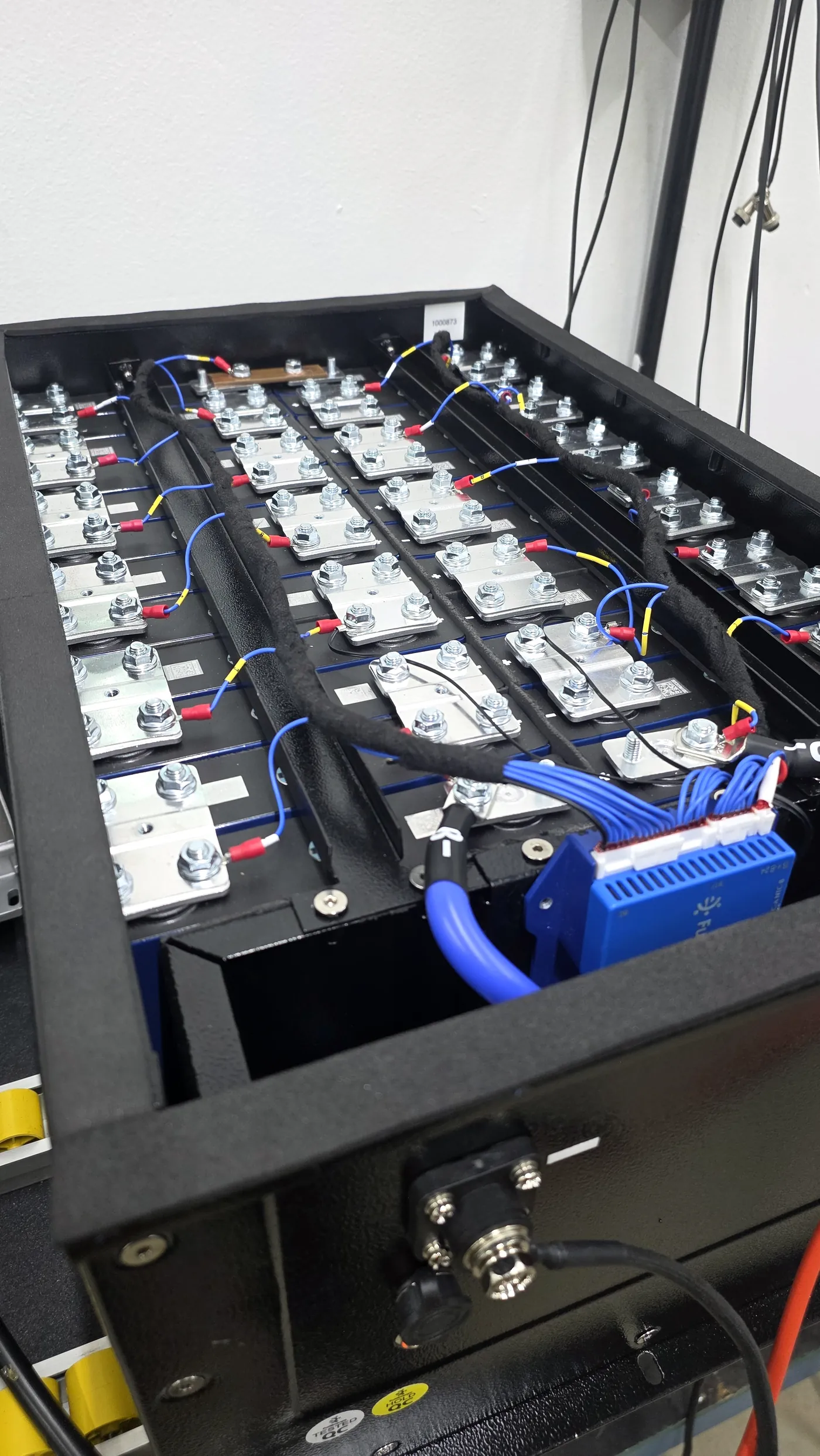 Interior da bateria: células, busbars e BMS