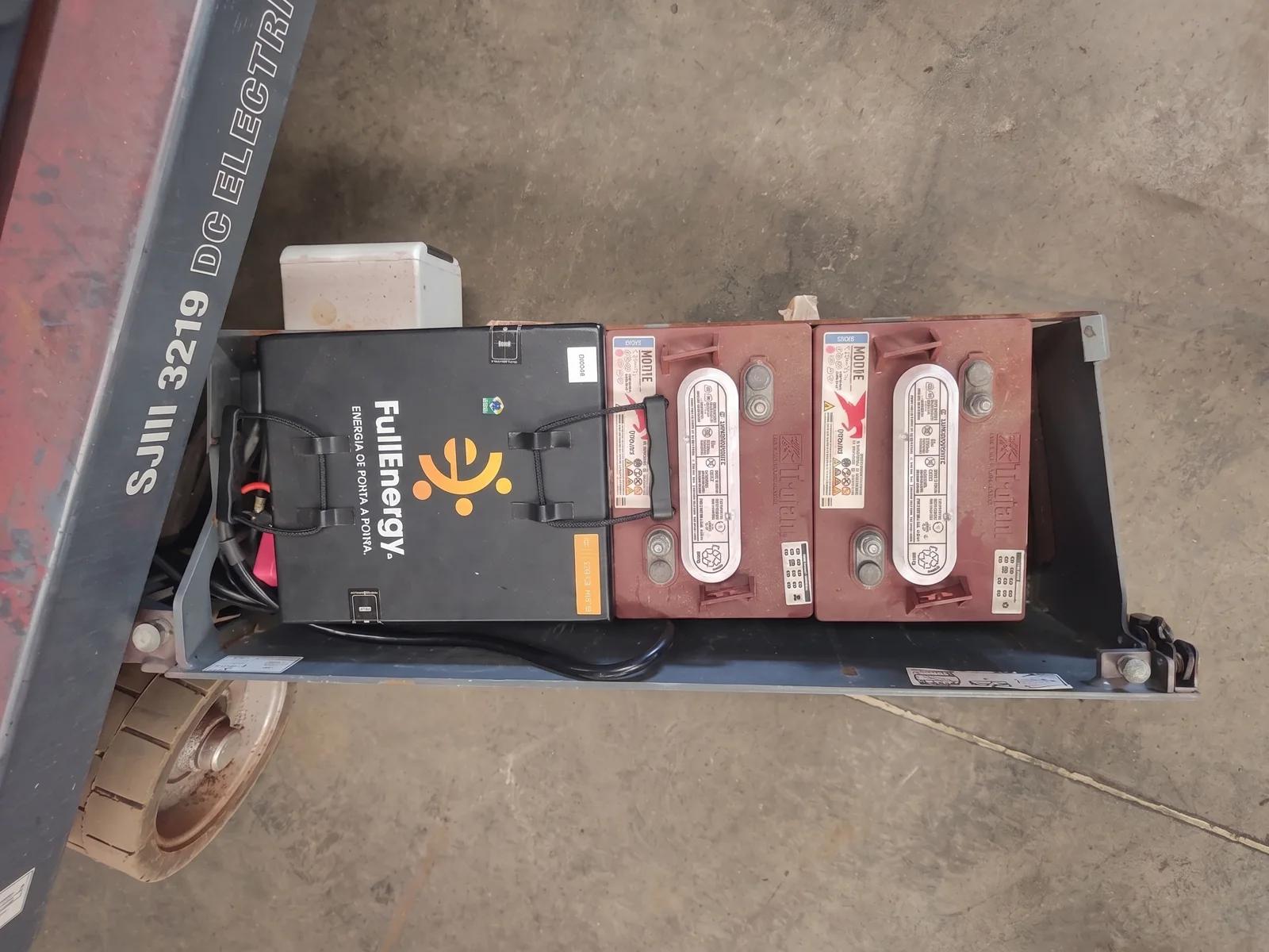 Troca de baterias de chumbo por lítio FullEnergy em plataforma tesoura Skyjack: uma bateria de lítio no lugar do banco de chumbo